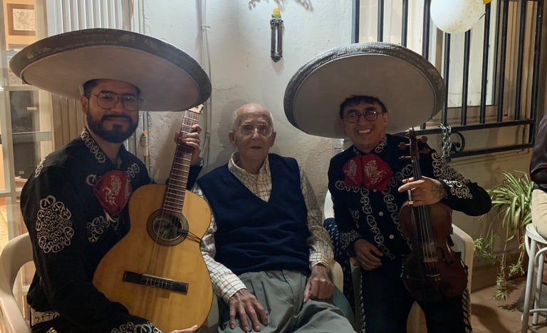 Mariachi para cumpleaños en Madrid animando la celebración