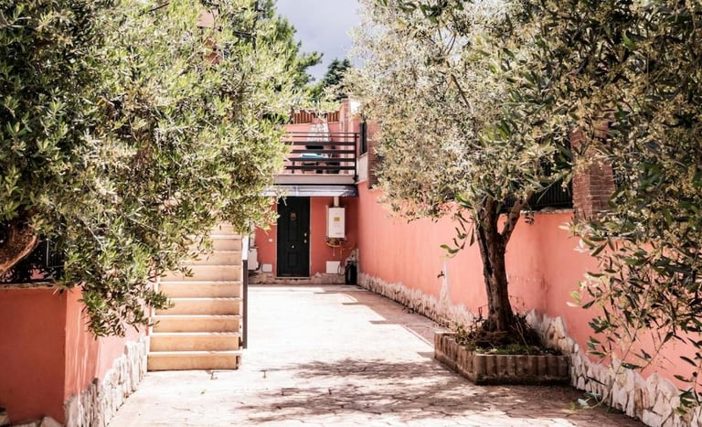 Ingresso della struttura con vialetto e vegetazione