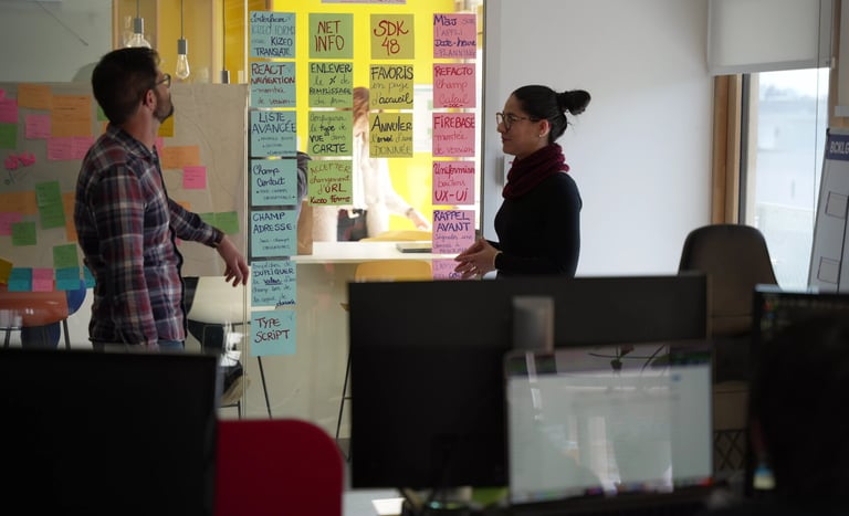 Employés en plein travail dans l'open space