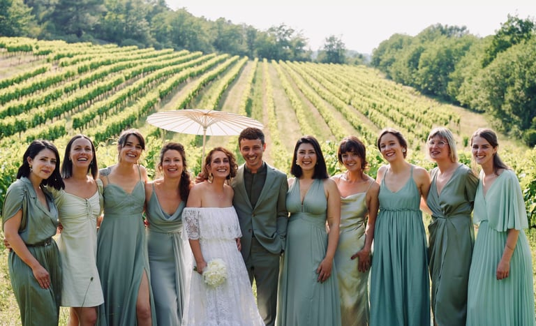 Les amis et les mariés réunis pour une magnifique photo souvenir devant les vignes en provence