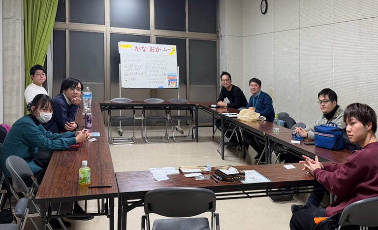自助会「キラキラかなおかムーン」の参加者がホワイトボードの前に集まっている様子｜堺市のニュースならサカイタイムズ