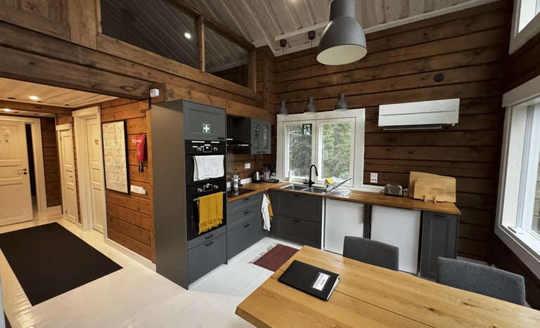 Modern log house kitchen, riekontupa keittiö