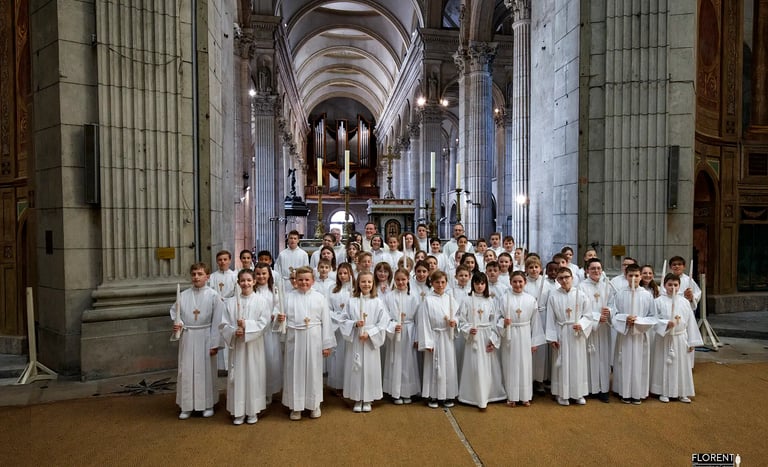 reportage-communion-superbe-vue-de-groupe-coaur-cathedrale-boulogne-sur-mer-florent-photographe-lumbres-saint-omer-lille-le-t
