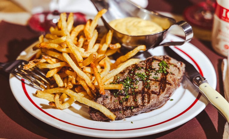 Steak Frites do ICI Brasserie. Foto: Divulgação/ Mário Rodrigues