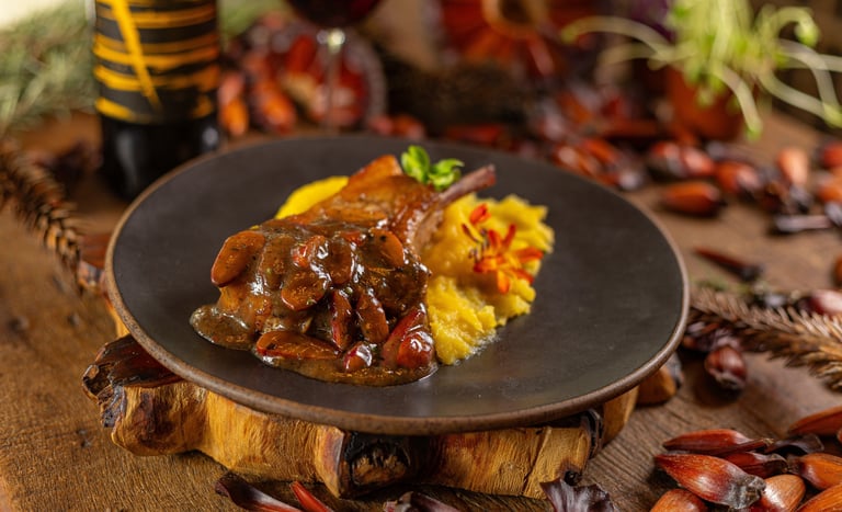 Prime suíno, pinhões, mandioquinha e molho de vinho, da chef Anouk no Loup. Foto: Divulgação