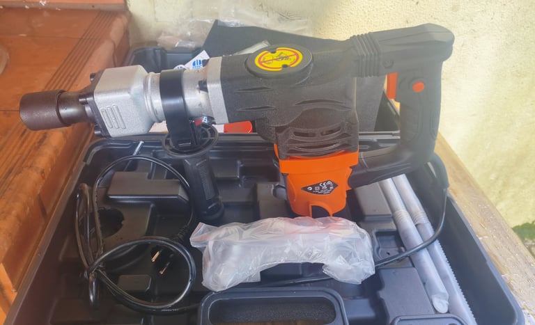 Avaliação do kit completo do martelo demolidor elétrico com cinzeis longos e cabo arrumados no estoj