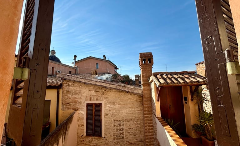 vista sui tetti del centro storico di casa di lucy foligno