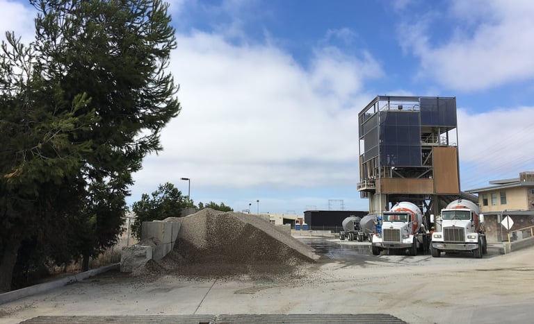 Cement aggregation plant with visual screening