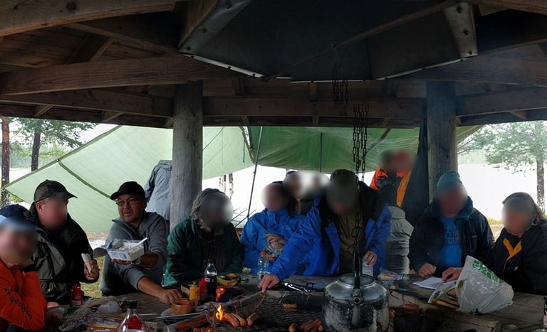 Folksomt rundt grillen og praten går jevnt. Til å med når jeg ikke sitter ved bordet