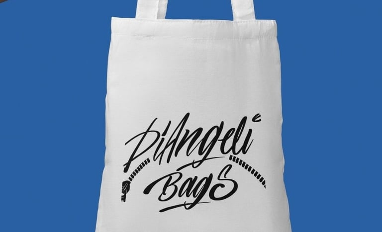 Lettering para logo estampada en tote bag para branding.