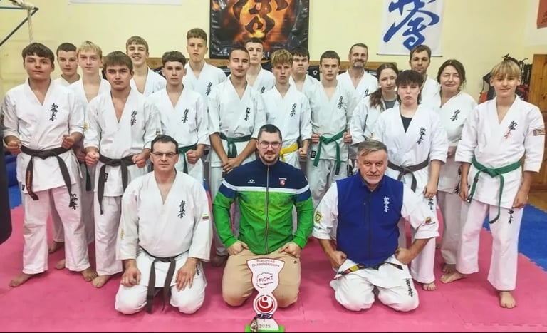 Akmenės raj. SK „Energija“ su 2025 m. Europos čempionais Pauliumi Žimantu ir Vladimiru Silvaško