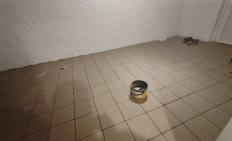 Carreleur à Noeux-les-Mines posant du carrelage dans un garage