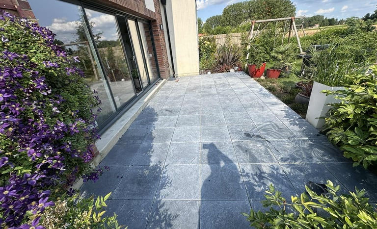 Terrasse fleurie à Bruay-La-Buissière par Carréno Carrelage