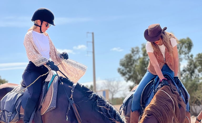 Deux cavalières en train de faire boire leurs chevaux