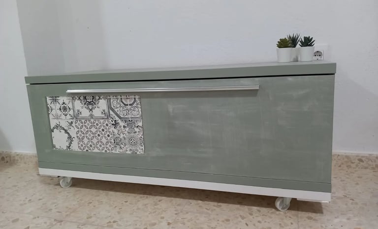 mesa de television restaurada con decapado de color verde agua