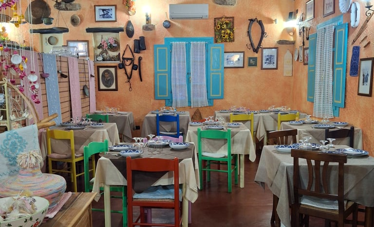 La sala interna del ristorante tipico sardo Agrisole a Olbia