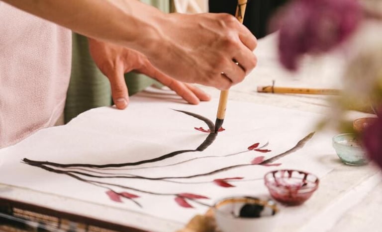 Manos de mujer pintando con acuarelas