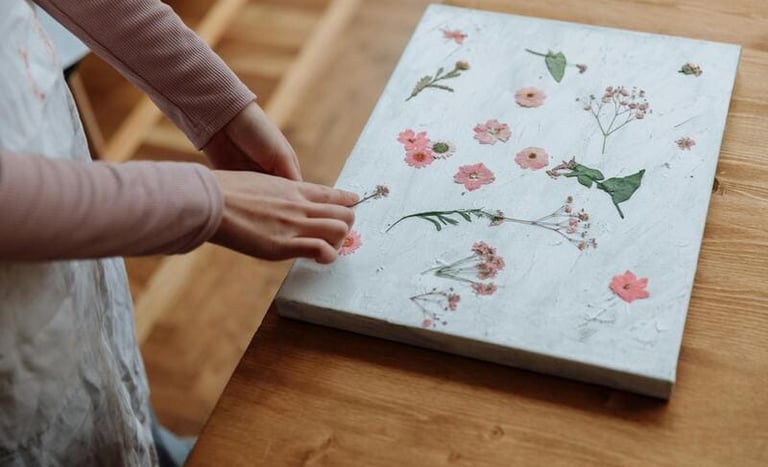 Manos de mujer creando diseño de flower press