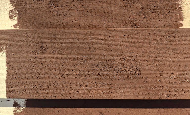 test de penture naturelle marron sur bardage bois brut