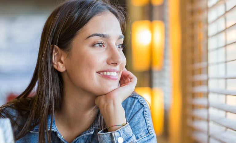 Gorigo fotografia y video de hotel creatividad publicitaria modelo mirando ventana