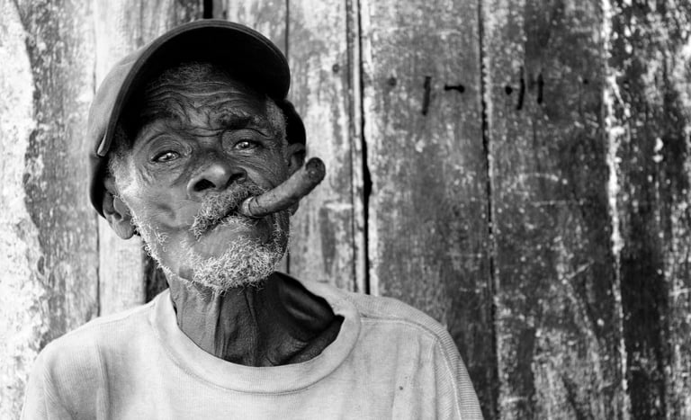 Vieil homme cubain fume son cigare