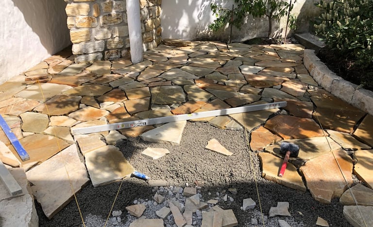 Natursteinplatten-Verlegung in Bülach – Gartenbau mit Präzision von J. Landolt Gartenbau GmbH.