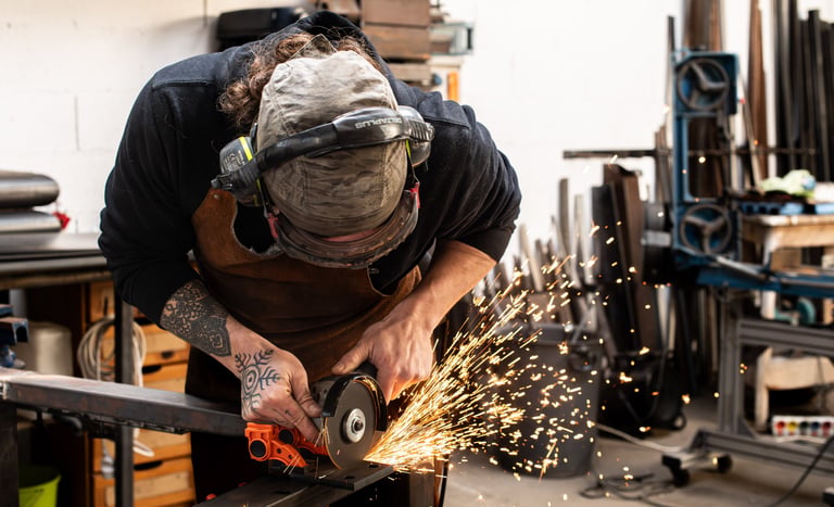 Reportage d'artisanat d'un métallier à Toulouse