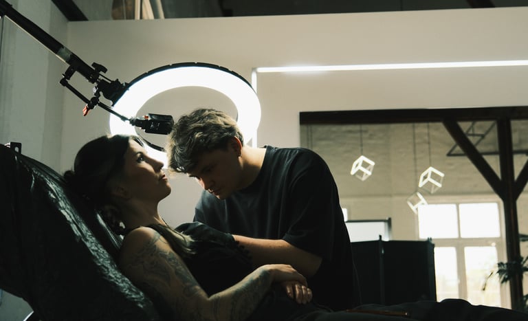 Fotograf dokumentiert Tattoo Prozess im Studio Stichpunkt Ibbenbüren unter Ringlicht