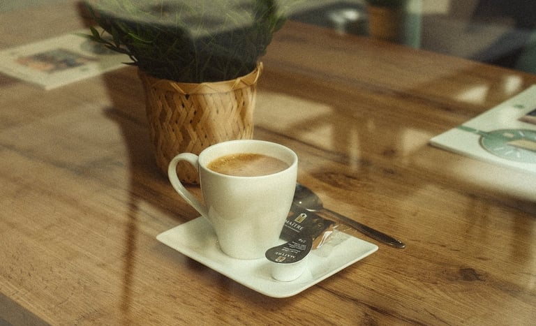 Cineastische Caféfotografie Rheine: Kaffeepause am Fenster.