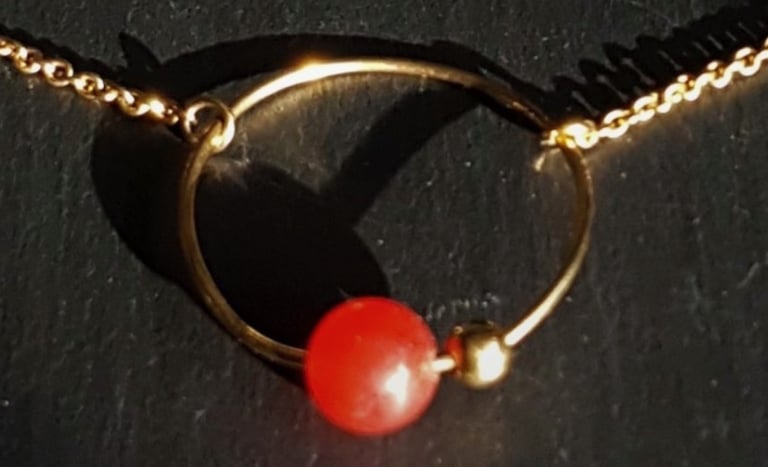 collier avec pierre rouge