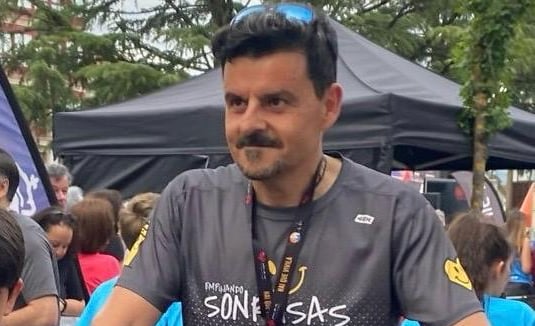 José Luis aparece en un evento deportivo con su camiseta de Empujando Sonrisas