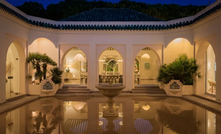 Arched courtyard of Villa El Rincon with fountain