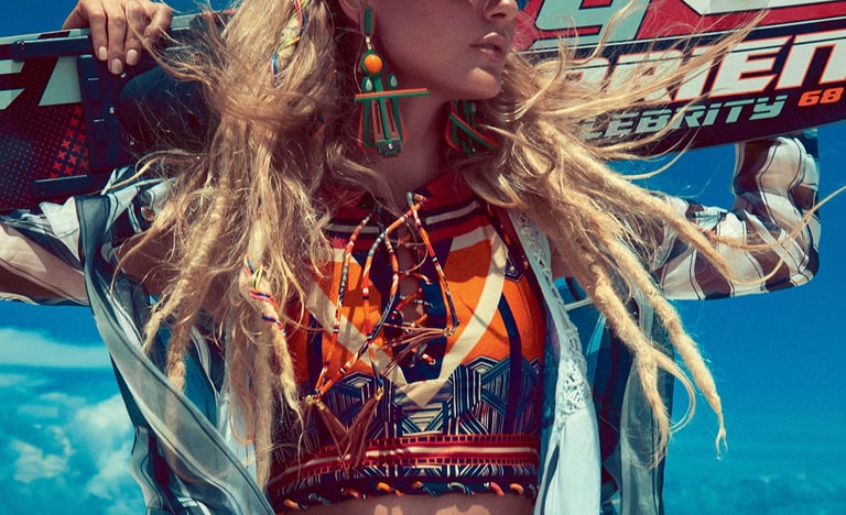 Ensaio fotográfico de marca de moda praia, biquini de estampa digital gráfica