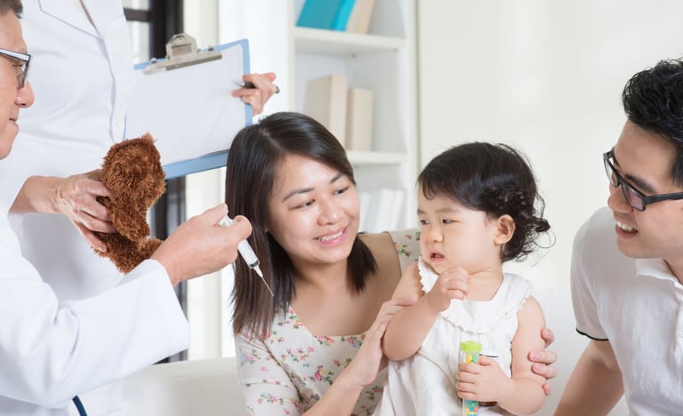 familia no consultorio medico para vacinaçao