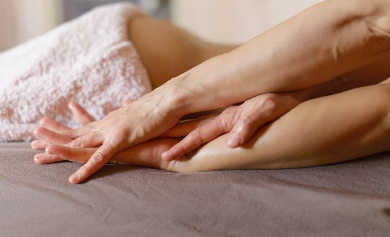 Gros plan sur des mains posées avec présence, symbolisant un toucher profond et bienveillant.