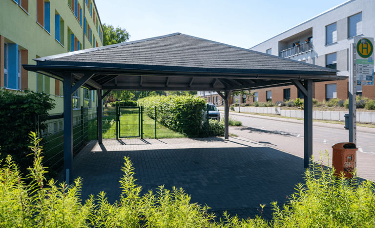 Überdachte Haltestelle