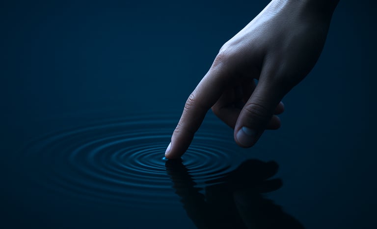 Mão tocando a água — metáfora de presença