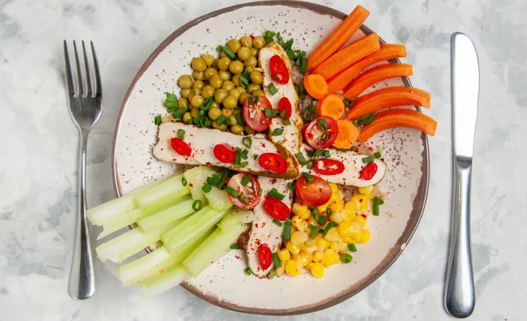 prato colorido com alimentos saudáveis, como salada, legumes e proteínas magras para emagrecer