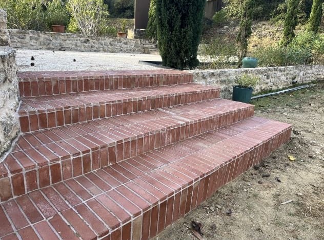 Briquettes-rouges-terre-cuite Bollene Vaucluse