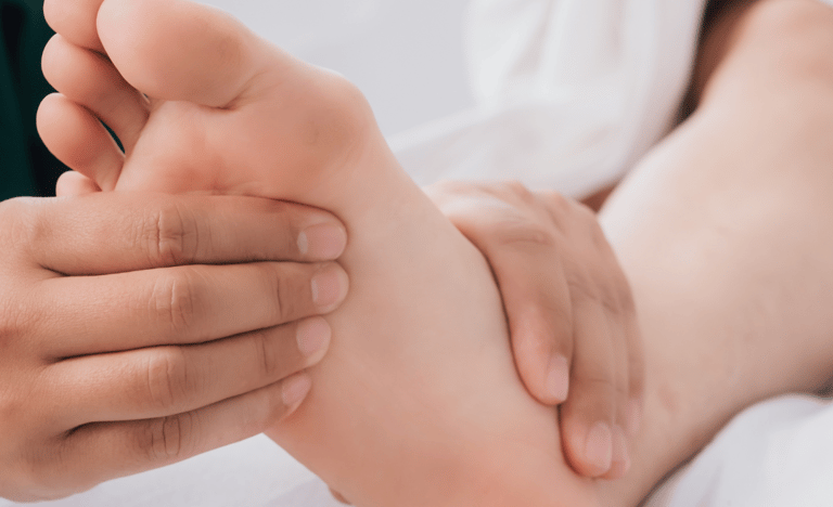 fisioterapeuta atendendo um pacie com dor   j   os pés 