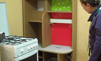 Un meuble de cuisine en carton