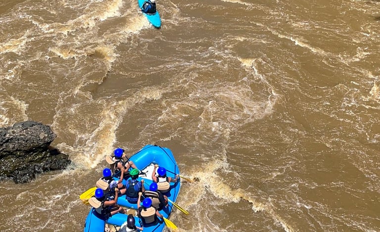 rafting en el rio fonce un bote y un Kayak de seguridad