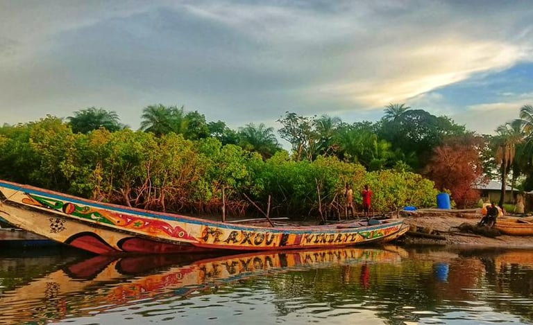 Photos représentant un magnifique paysage d'une pirogue sur l'eau avec une verdure luxuriante à Kachiouane