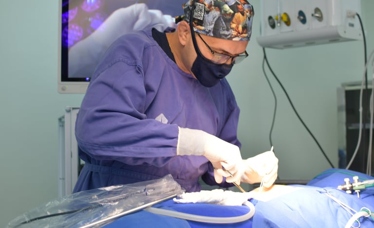 realizando cirurgia do trauma