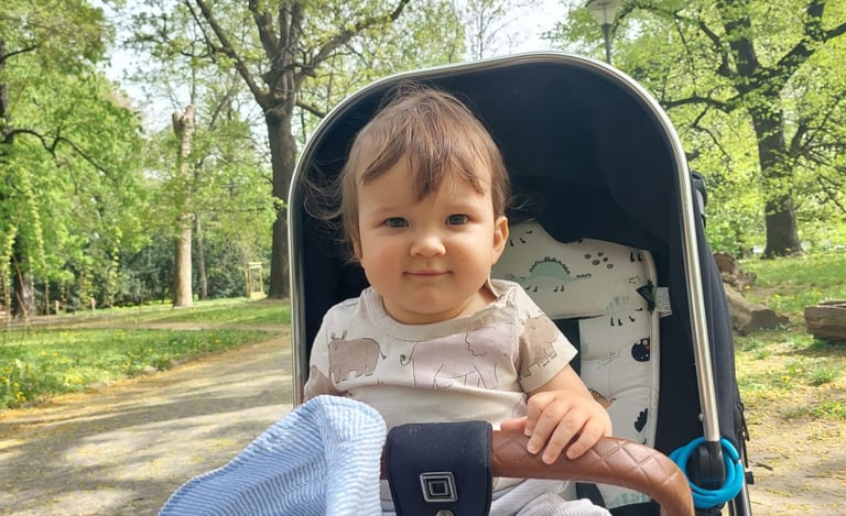 Kind im Kinderwagen