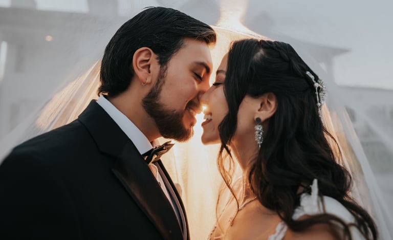 fotografía de novios besandose