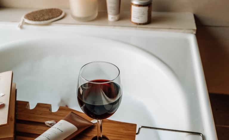 momentos de desconexión al terminar el día con una bañera y velas