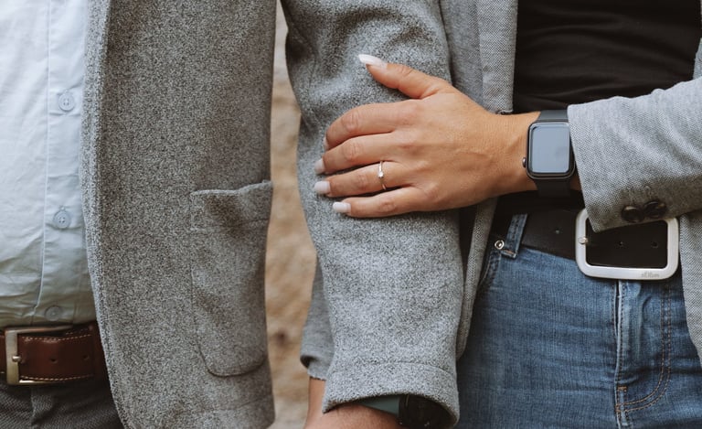 Verlobungsshooting Coburg: Detailaufnahme der Hände eines Paares mit funkelndem Verlobungsring.