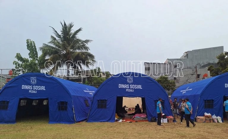 Tenda bantuan darurat berwarna biru dari Dinas Sosial didirikan di sebuah lapangan untuk penanganan.