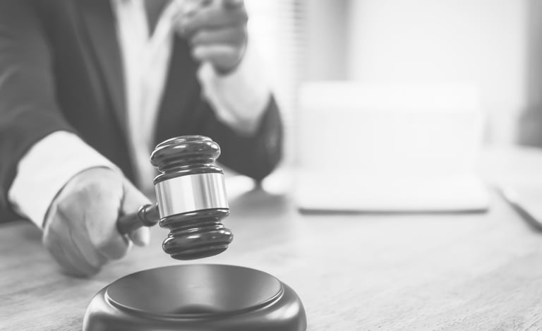 Martillo judicial representando procedimientos legales y defensa jurídica en Canarias